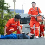 the-paramedic-is-assisting-an-injured-man-in-an-emergency-situa