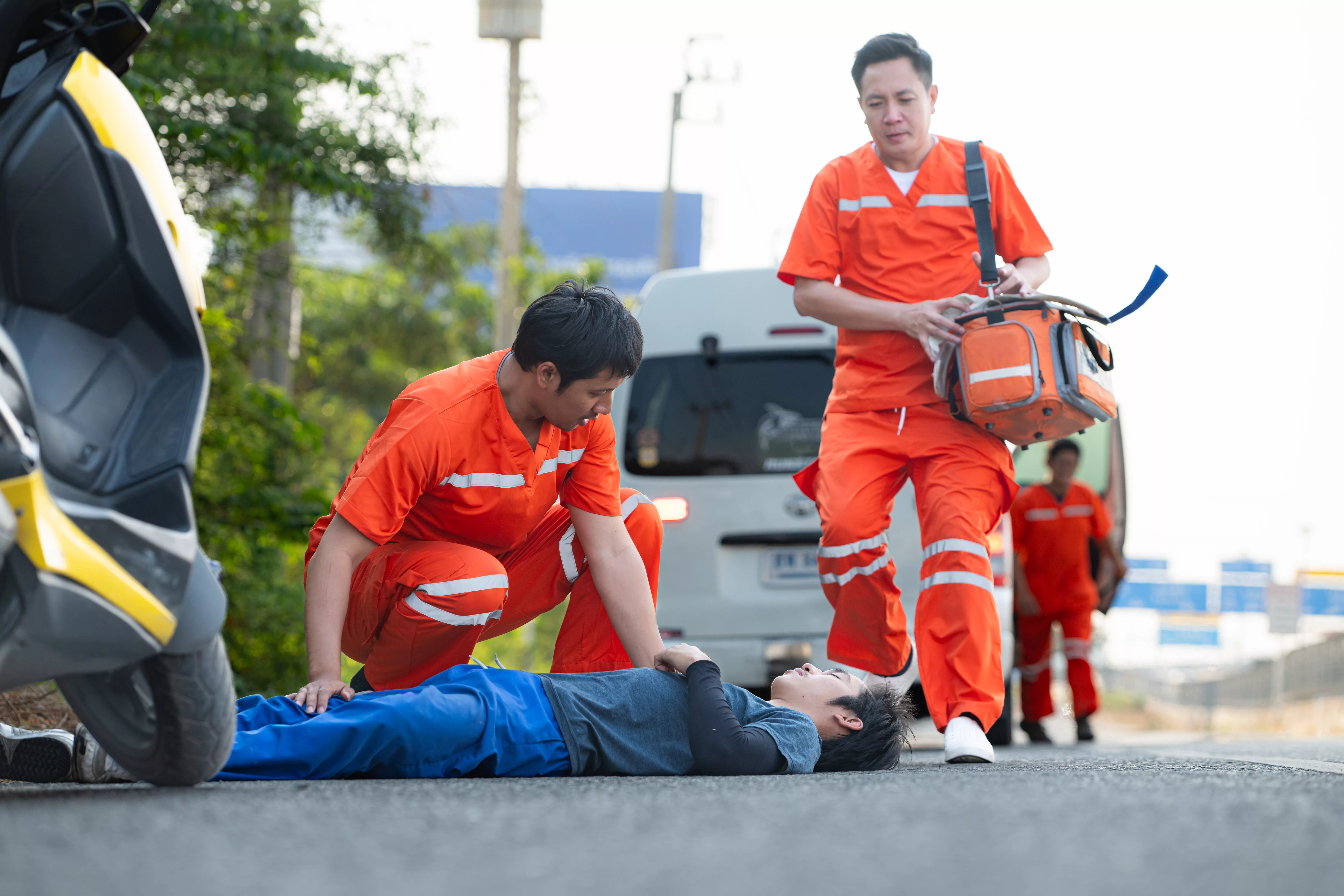 the-paramedic-is-assisting-an-injured-man-in-an-emergency-situa