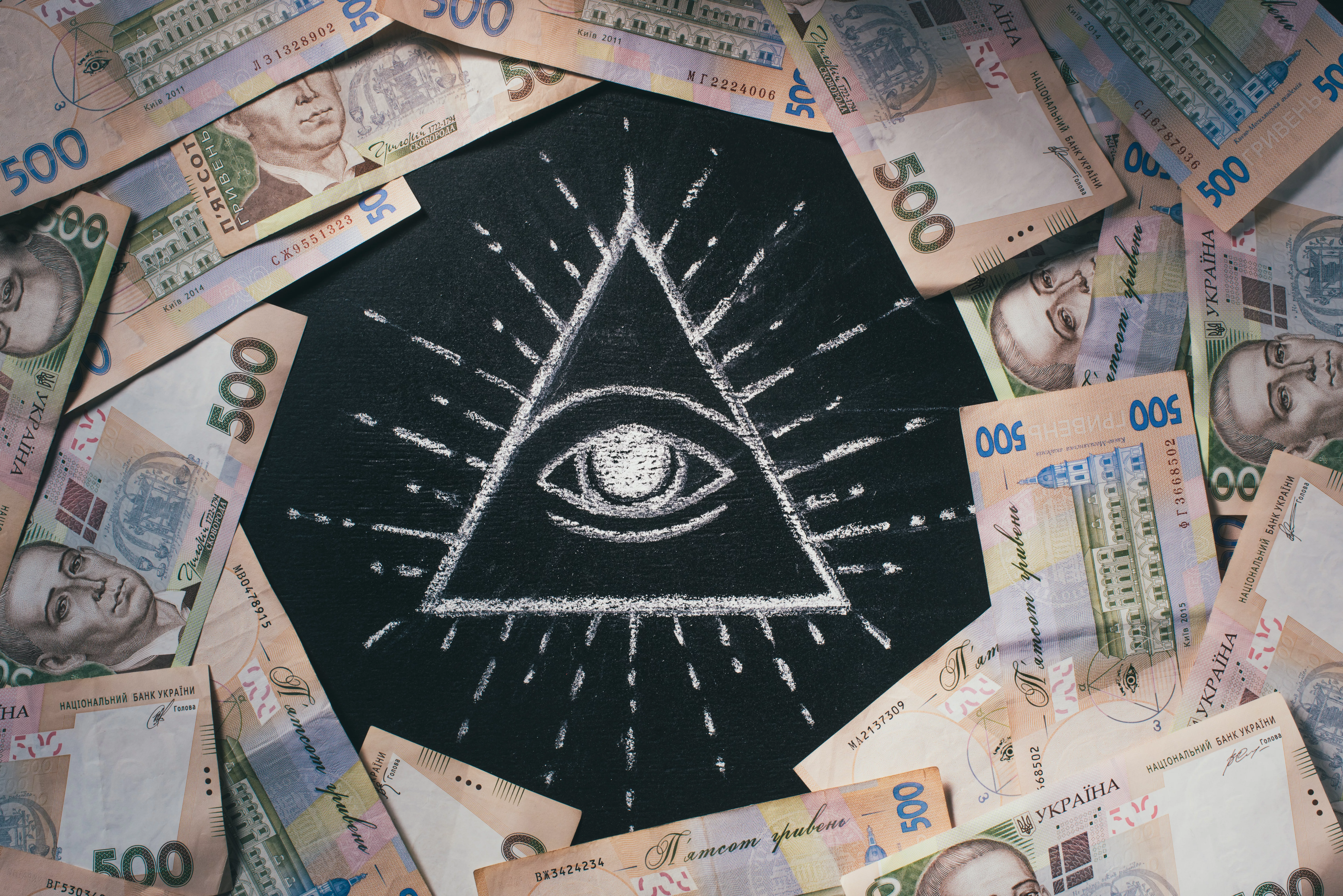 all seeing eye in the center of global currency types.