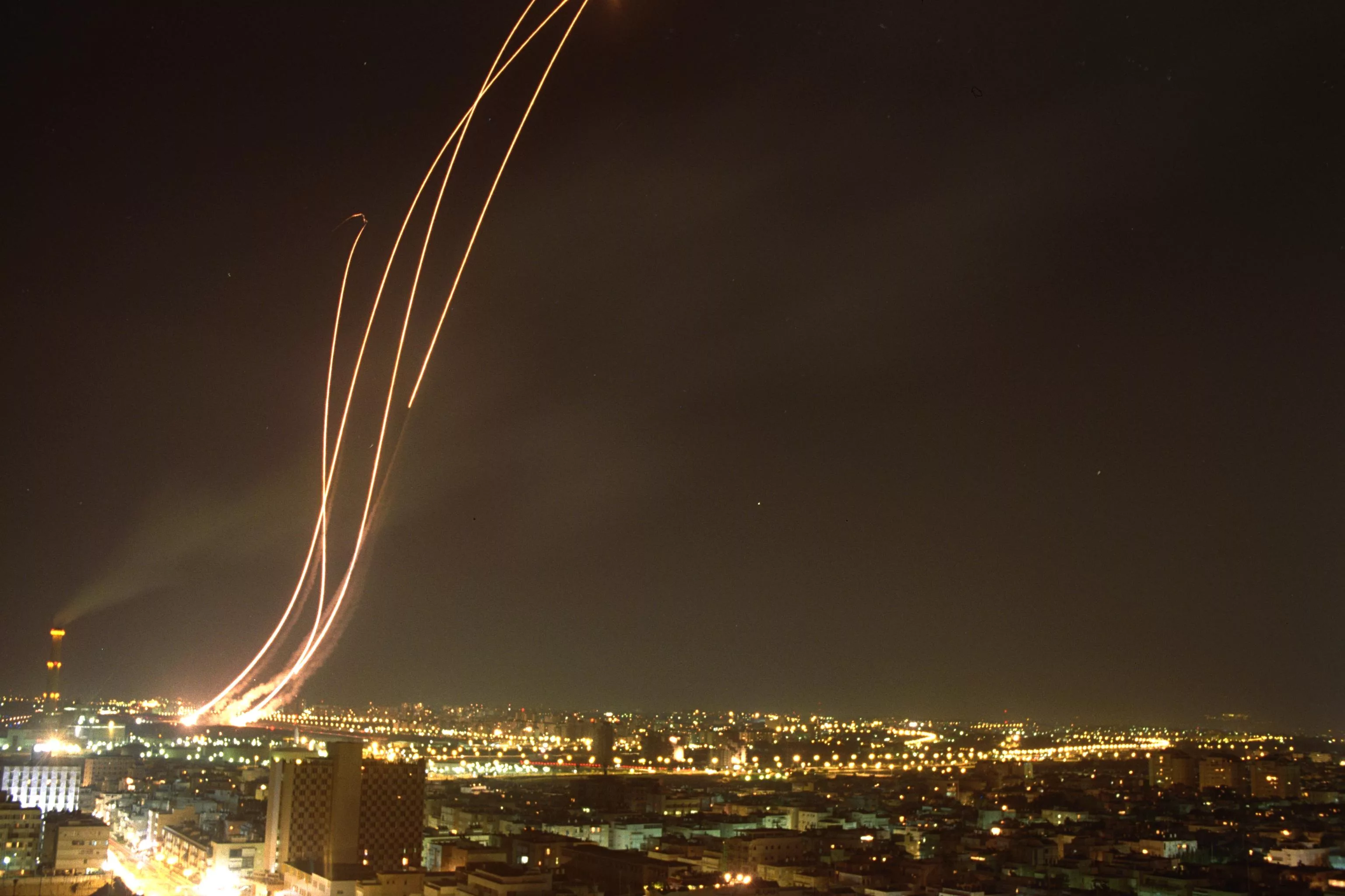 flickr_-_government_press_office_gpo_-_patriot_missiles_being_launched_to_intercept_an_iraqi_scud_missile