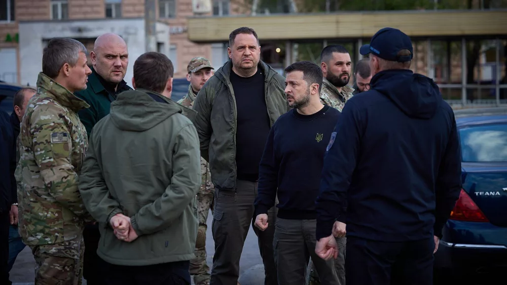 Vladimir Zelenskyy speaks with first responders on a street in Ukraine / Wikimedia Commons