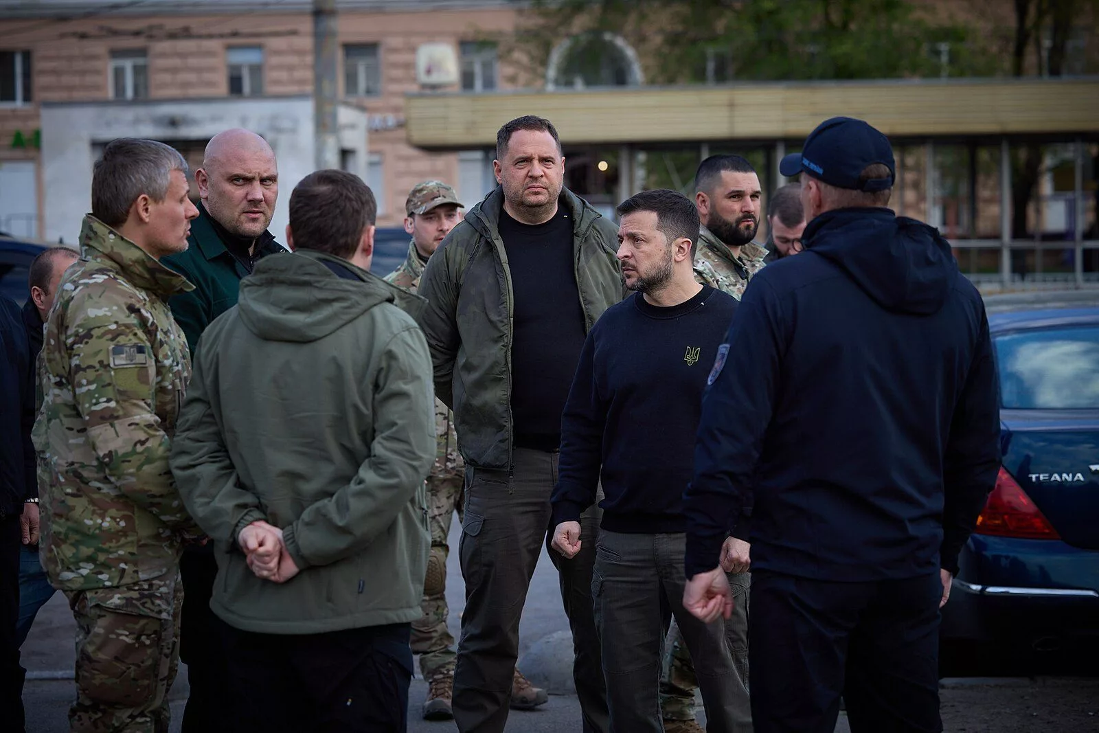 Vladimir Zelenskyy speaks with first responders on a street in Ukraine / Wikimedia Commons