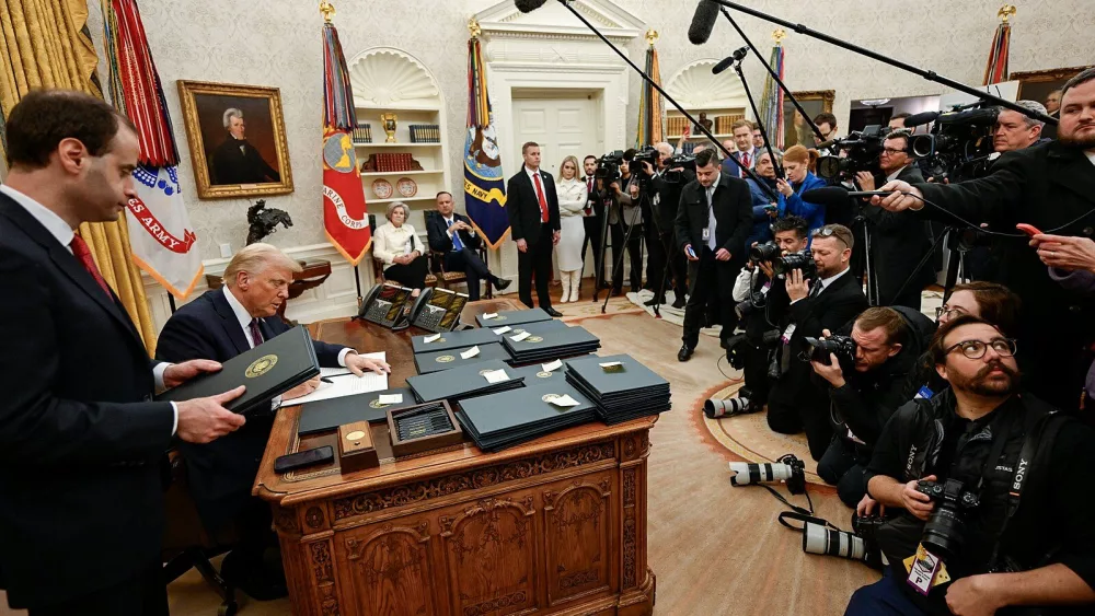 president_donald_trump_signing_executive_orders_02
