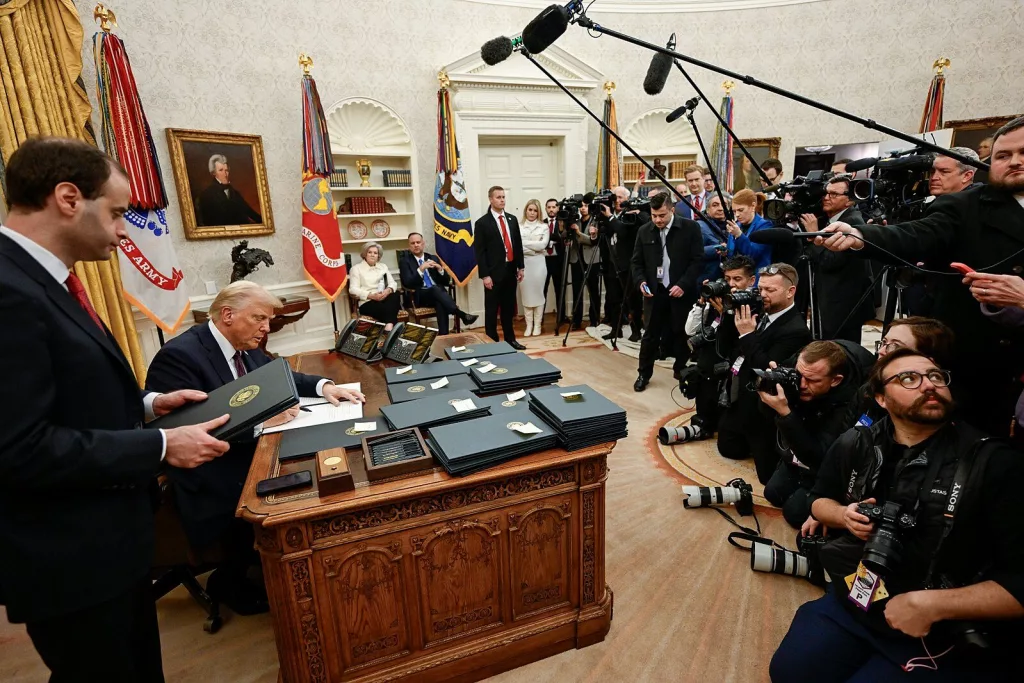 president_donald_trump_signing_executive_orders_02