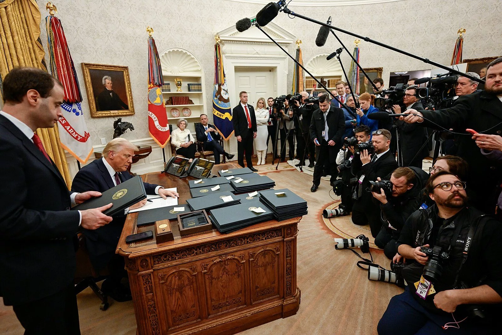 president_donald_trump_signing_executive_orders_02