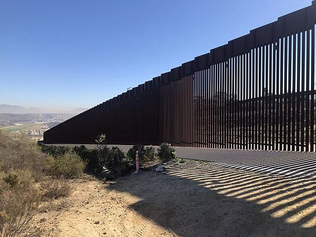 Portion of the border wall / Amyyfory, CC BY-SA 4.0 , via Wikimedia Commons