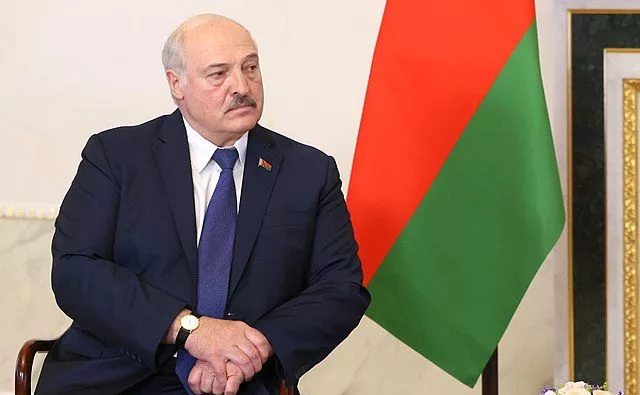 https://upload.wikimedia.org/wikipedia/commons/c/c4/Alexander_Lukashenko_%282022-06-25%29.jpg