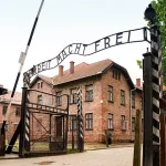 The gate to Auschwitz-Birkenau - xiquinhosilva, CC BY 2.0 , via Wikimedia Commons