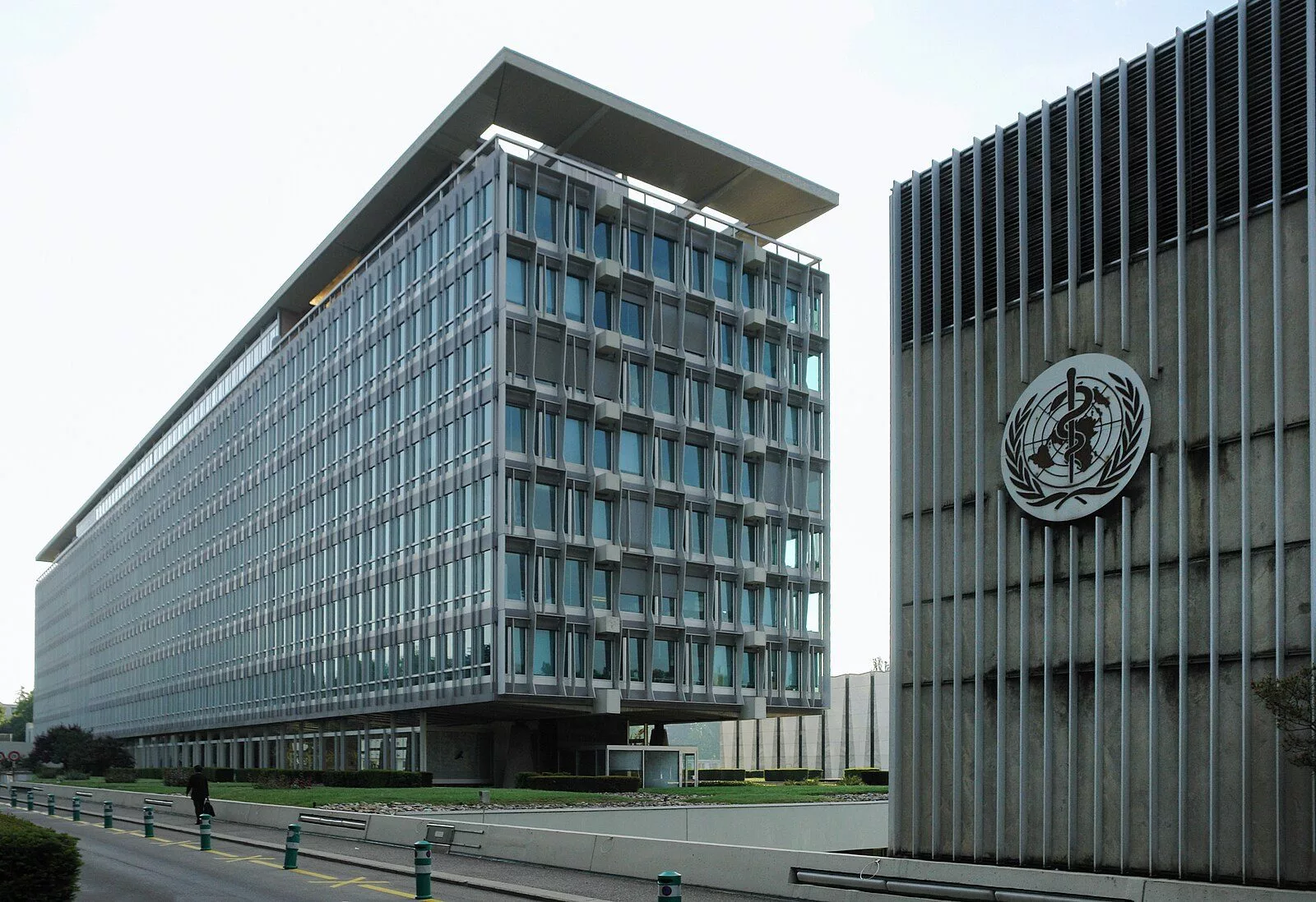 © Yann Forget / Wikimedia Commons // https://upload.wikimedia.org/wikipedia/commons/6/60/World_Health_Organisation_headquarters%2C_Geneva%2C_north_and_west_sides_2007.jpg