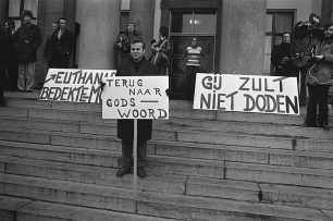 Bert Verhoeff for Anefo, CC0, via Wikimedia Commons