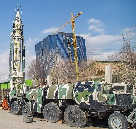 Iranian SCUD missile vehicle and TEL / Fars Media Corporation, CC BY 4.0 , via Wikimedia Commons