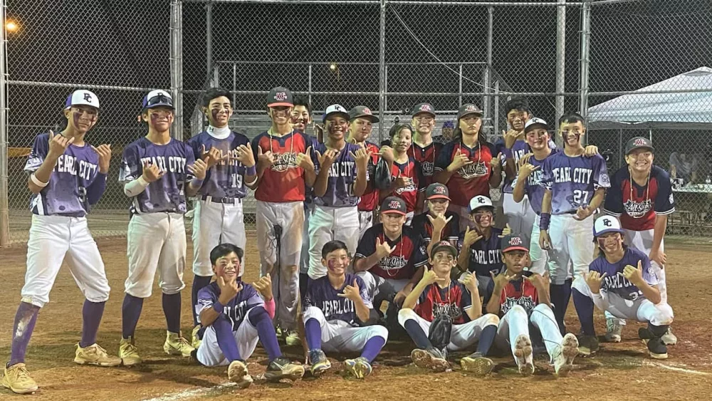 Klamath Falls and Hawaii Little Leaguers take a picture together after their quarterfinal game at the 50/70 West Region Tournament.
