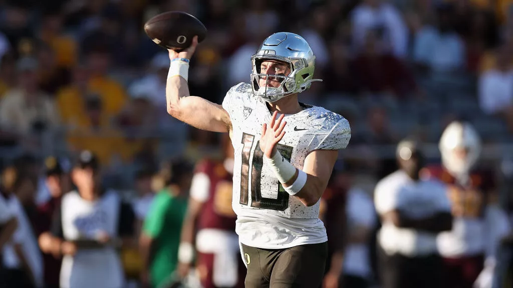 Bo Nix throws the football.