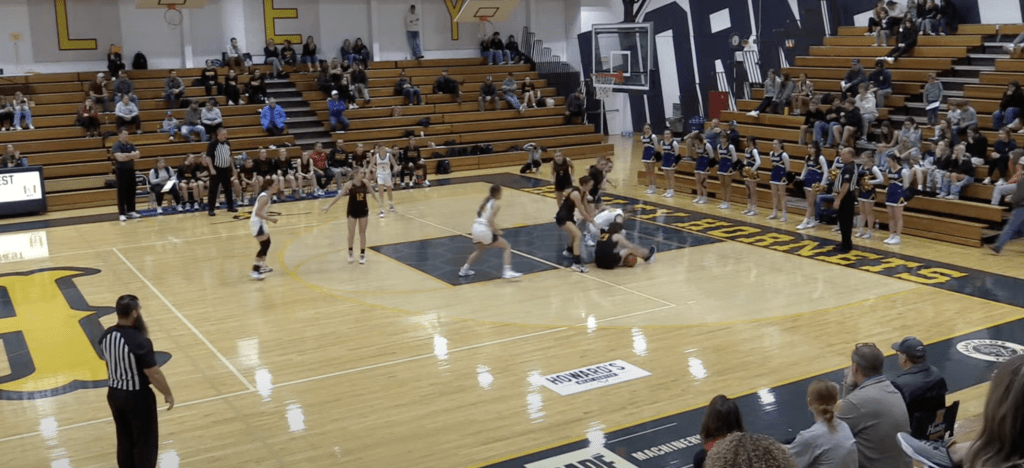 Henley girls basketball vs Redmond
