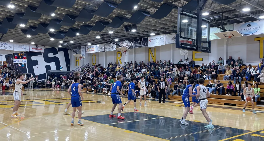 Henley boys basketball vs Mazama