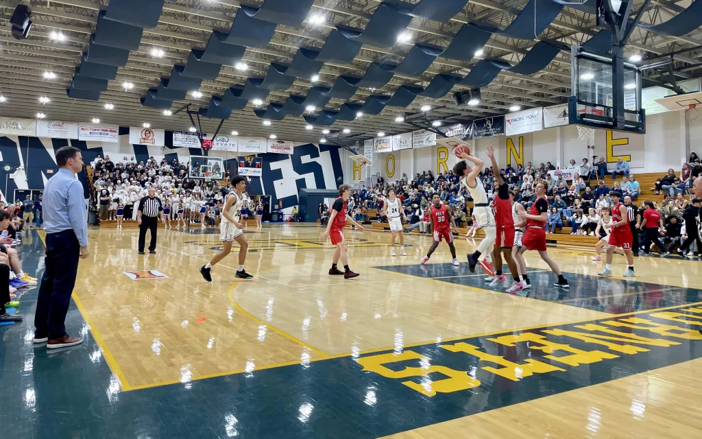 Henley boys basketball vs Klamath Union