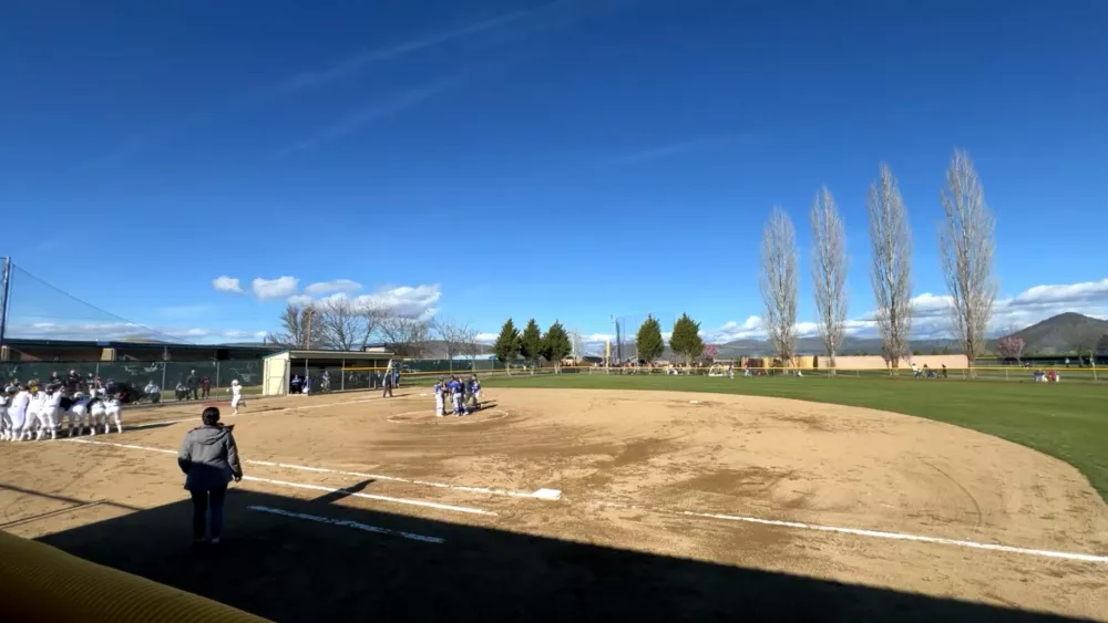 Henley softball vs Mazama