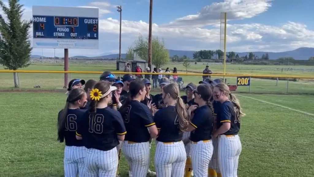 The Henley softball team after beating Astoria