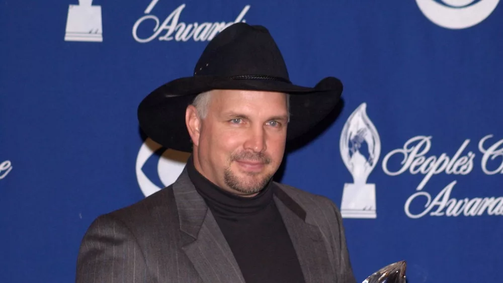 Country singer GARTH BROOKS at the 28th Annual People's Choice Awards in Pasadena. 13JAN2002