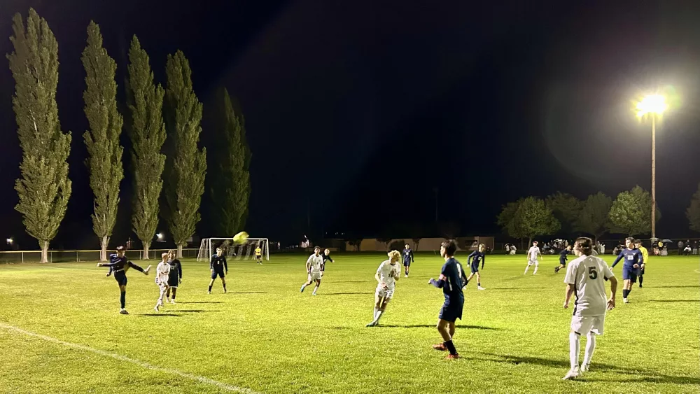 Henley boys soccer vs Caldera