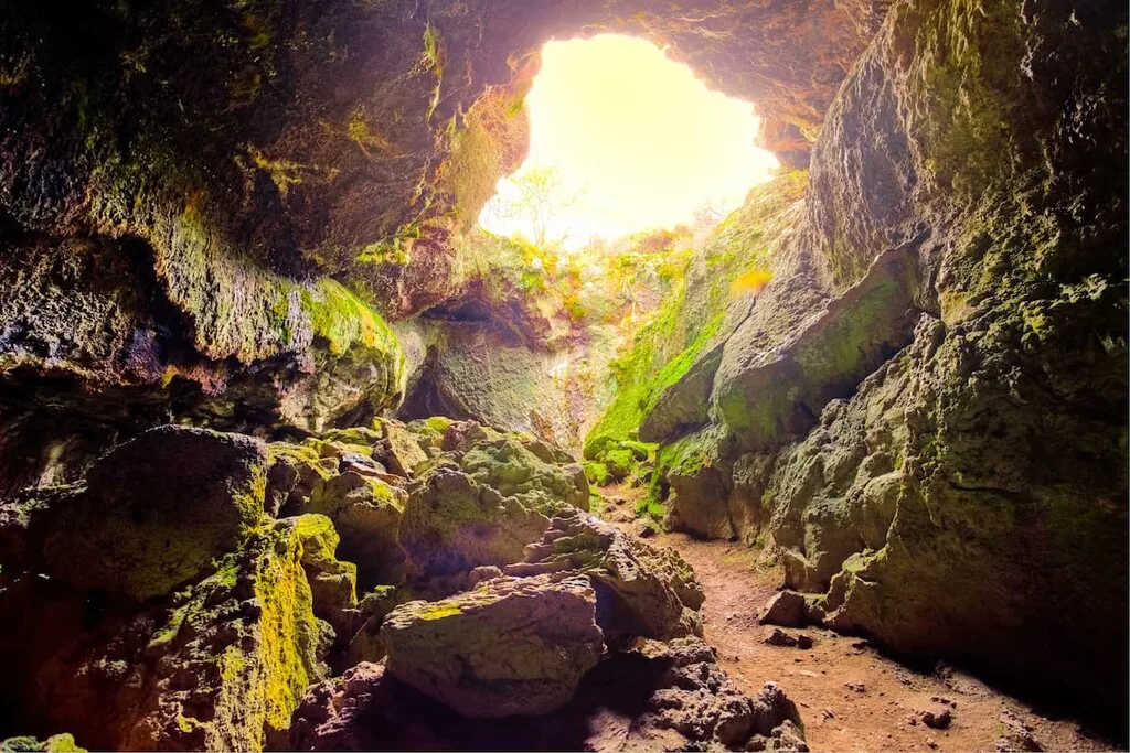 lava-beds-national-monument-california-cave