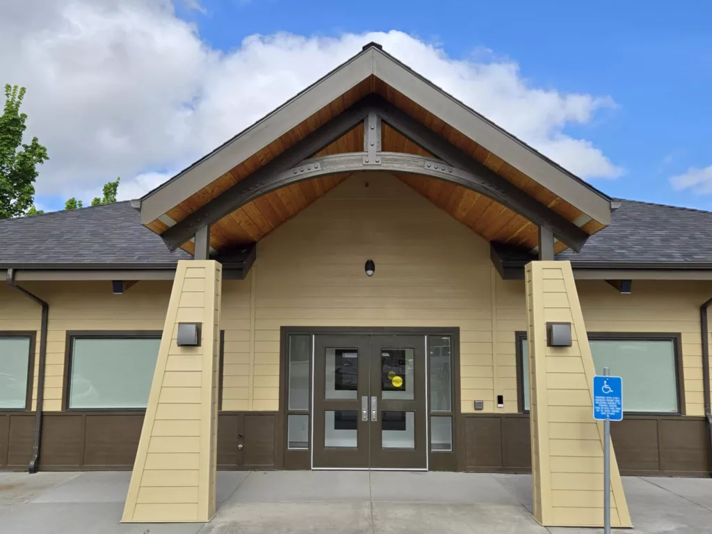 crater-lake-learning-center-front-use