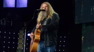 Jamey Johnson & Ronnie Dunn team up for “Never Gonna Be”