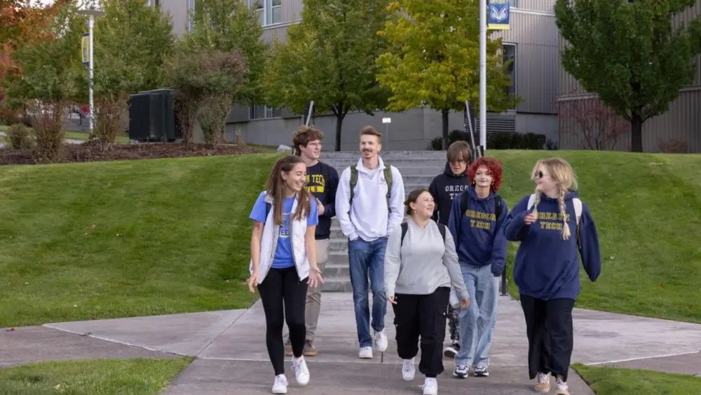 oregon-tech-students-on-campus-3