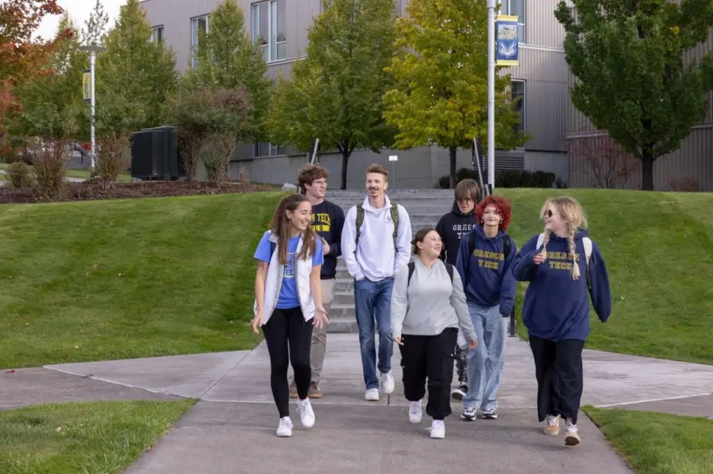 oregon-tech-students-on-campus-3