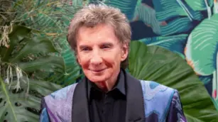 Barry Manilow reveals lung cancer diagnosis