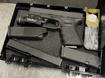 handgun-with-apple-airtag