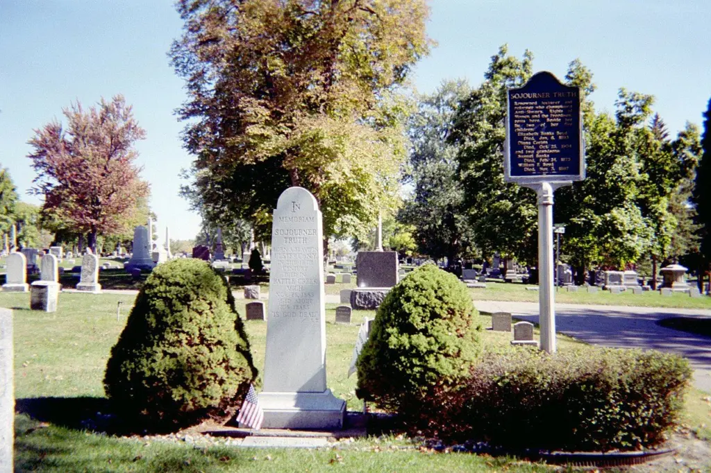 By Battle Creek CVB - Sojourner Truth Headstone- Oakhill Cemetery, CC BY 2.0, https://commons.wikimedia.org/w/index.php?curid=129879045