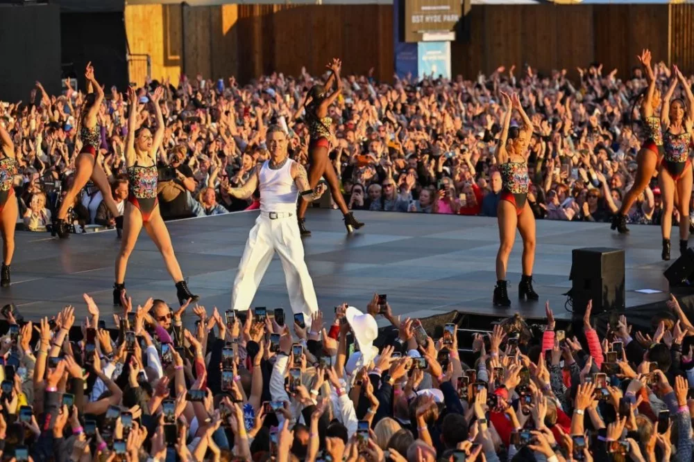 robbie-williams-credit-dave-hogan-2173887