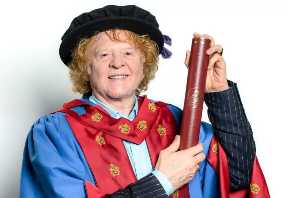 mick-hucknall-receives-his-honorary-degree-from-manchester-metropolitan-university676494