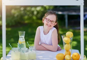 childrenportraitandgirlwithglassesatlemonadestandin
