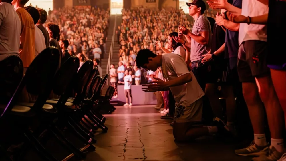 Hundreds of College Students Accept Christ at Tennessee: ‘God Is Doing Something’