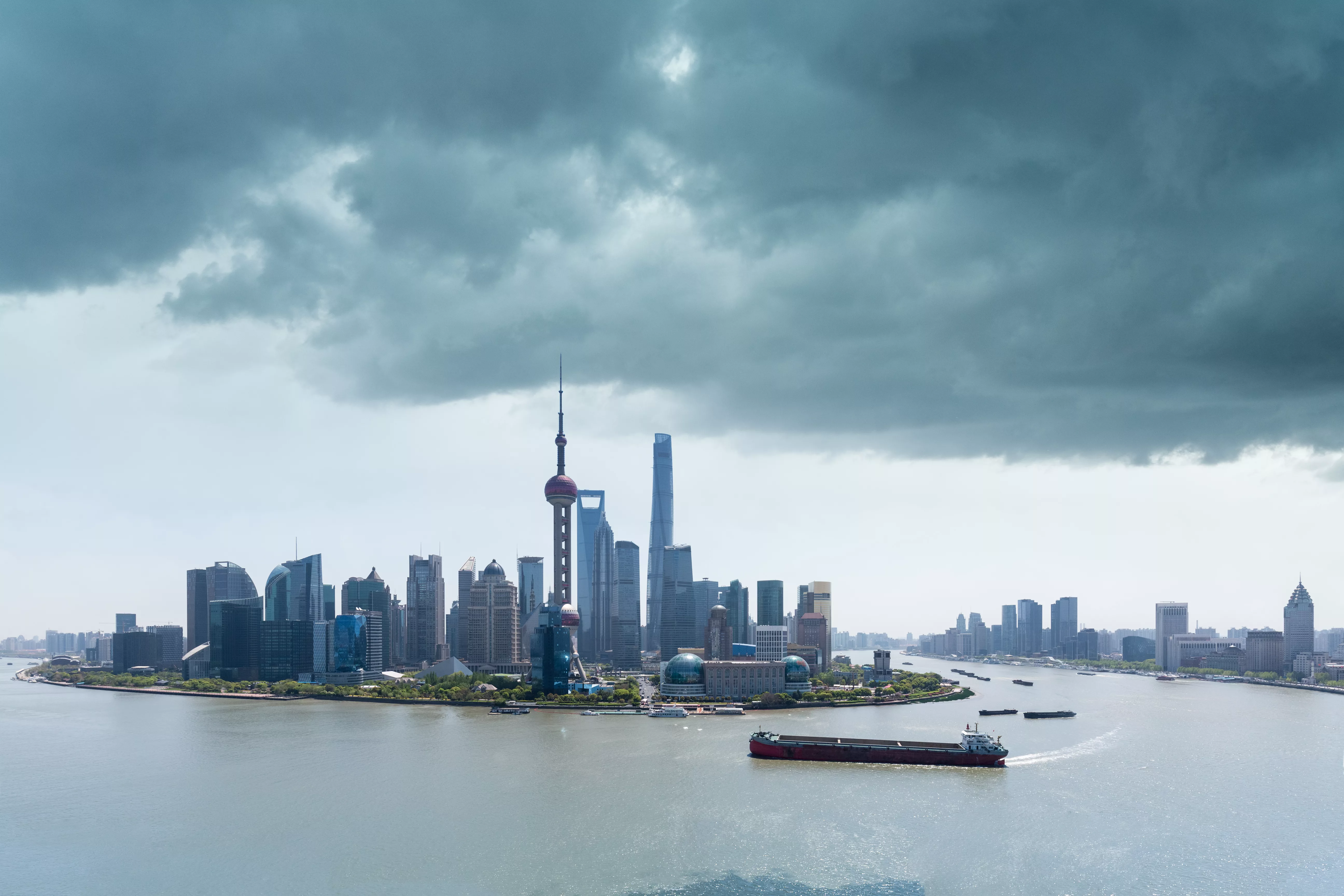 shanghai-skyline-and-the-sky-clouded-over
