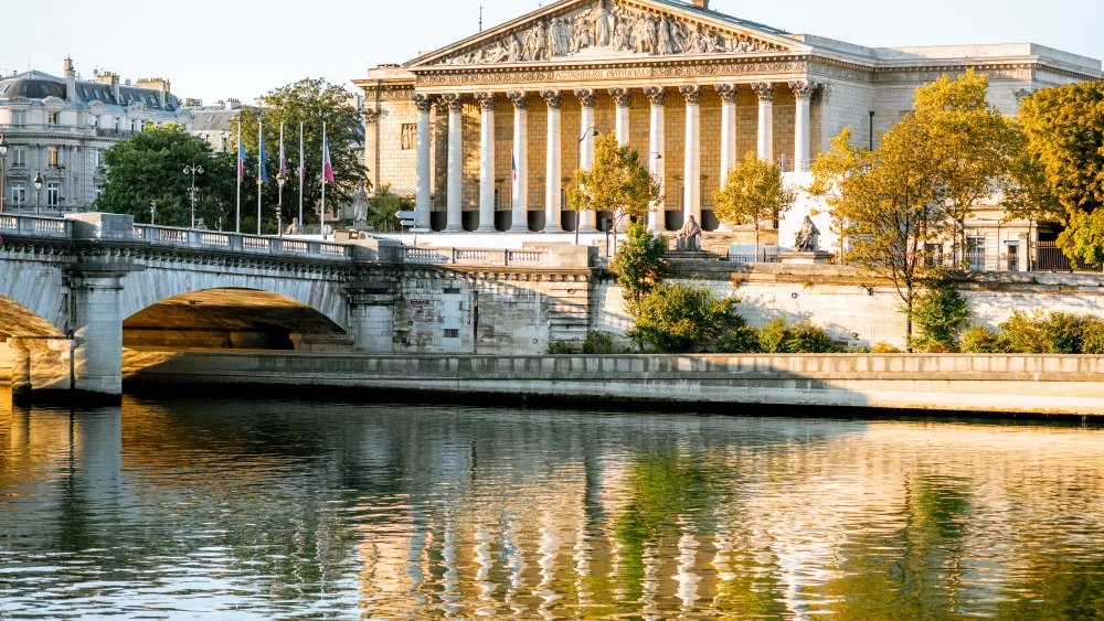 concordia-bridge-with-national-assembly-in-paris