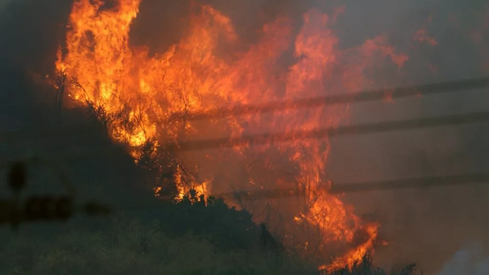 wild-fires-engulf-the-hills-and-mountains-of-simi-valley-california-ca-f036e9-1024