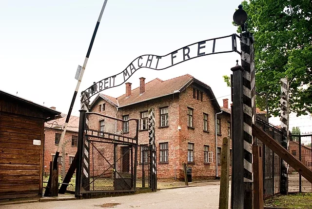 The gate to Auschwitz-Birkenau - xiquinhosilva, CC BY 2.0 , via Wikimedia Commons