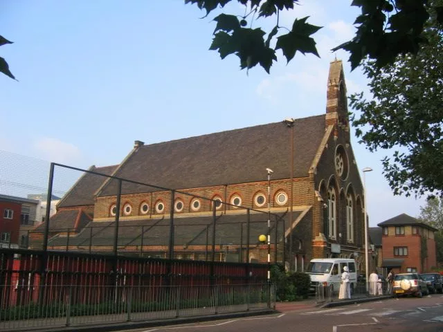 Stephen Craven / Celestial Church of Christ / https://upload.wikimedia.org/wikipedia/commons/d/d6/Celestial_Church_of_Christ_-_geograph.org.uk_-_260621.jpg