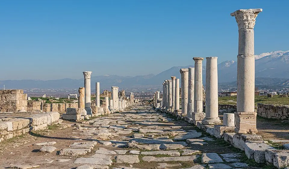 [[File:TR Pamukkale Laodicea asv2020-02 img11.jpg|A row of pillars in the Ancient City of Laodicea, Turkey]]