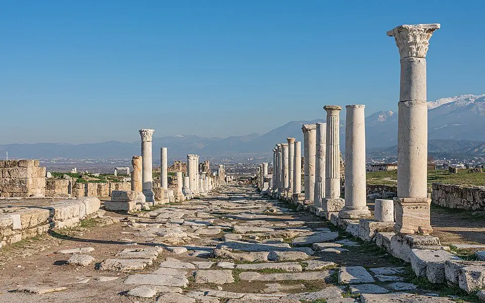 [[File:TR Pamukkale Laodicea asv2020-02 img11.jpg|A row of pillars in the Ancient City of Laodicea, Turkey]]