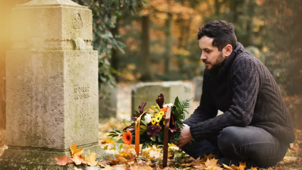 32294-people-say-theyve-been-visited-by-dead-reelat_source_file874054