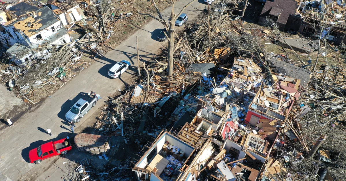 23393-kentucky-tornadoes-gettyimages-scott-olson-st808185