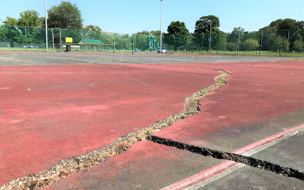 tennis-courts-carronde-park