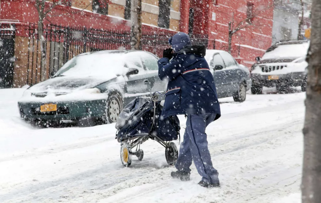 mail-man-during-snow-storm-in-new-york-2