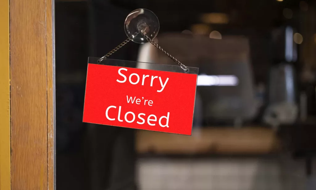 closed-sign-hanging-outside-a-restaurant-store-office-or-other