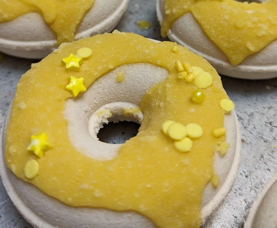 beach-daisies-donut-e1709743866495