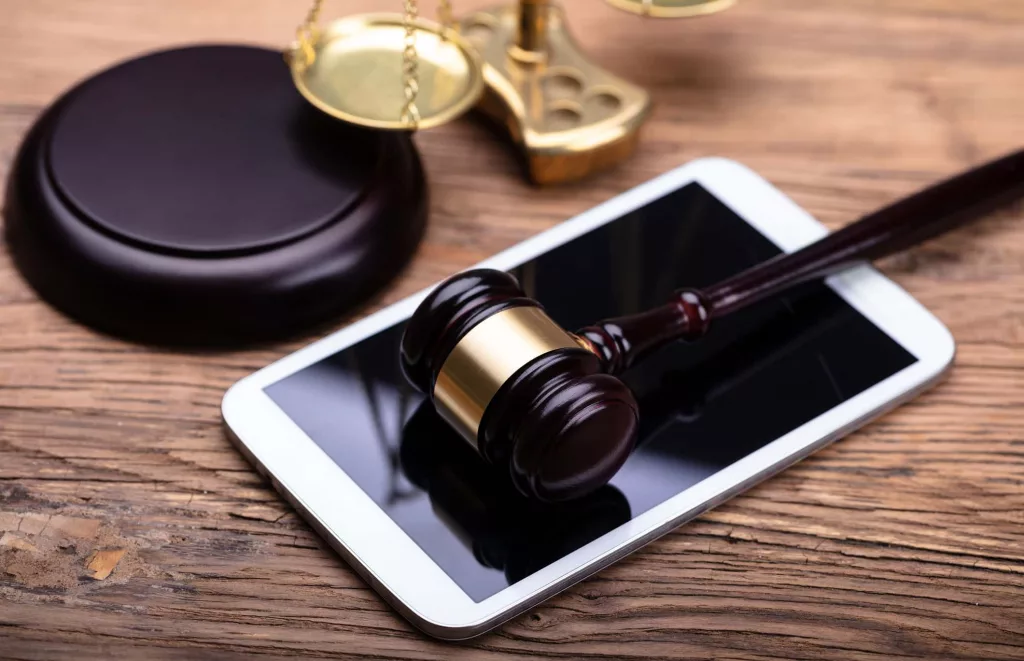 judge-gavel-on-smart-phone